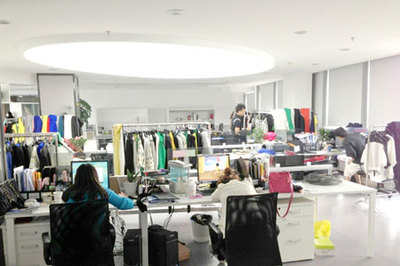 课程定位：
　　课程针对企业对服装设计师的电脑软件设计要求来制定训练内容，要求学员可以熟练掌握coreldRAW软件画款式图图，设计图案，做效果图，以及ps软件处理图案，效果图,能够直接和企业接轨,学了就可以用上.