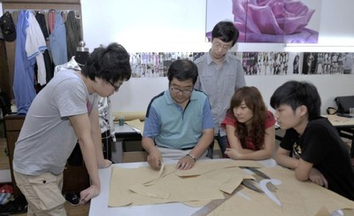        课程均是针对服装公司对服装人才要求制定的，进行系统、专业、针对性训练，以实践为主，重点培养学生的独立设计、制版制作以及陈列能力、操作整盘活能力。
       毕业就等于有了至少三年的工作经验，保证学员可以直接上手胜任设计、制版、QC、跟单等职务，真正把就业落到实处。
