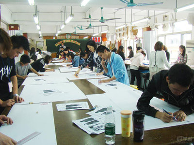 招生对象： 对服装行业感兴趣均可
授课方式：全日制面授 
课程时间安排：一周白天学习六天，晚上18：00-21:00五天