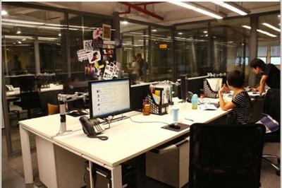        课程均是针对服装公司对服装人才要求制定的，进行系统、专业、针对性训练，以实践为主，重点培养学生的独立设计、制版制作以及陈列能力、操作整盘活能力。
    毕业就等于有了至少三年的工作经验，保证学员可以直接上手胜任设计、制版、QC、跟单等职务，真正把就业落到实处。