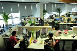 课程定位：
    课程均是针对婚纱礼服公司对服装人才要求制定的，进行系统、专业、针对性训练，以实践为主，重点培养学员独立设计，制版，制作整件婚纱礼服能力，考核达标，安排婚纱礼服设计师工作。