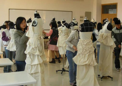 课程定位：
　　课程均是针对服装公司对服装人才要求制定的，进行系统、专业、针对性训练，以实践为主，重点培养学生的独立设计、制版制作以及陈列能力、操作整盘活能力。
　　毕业就等于有了至少两年的工作经验，保证学员可以直接胜任设计师或、设计师、时尚买手、主设计师等职务，真正把就业落到实处。